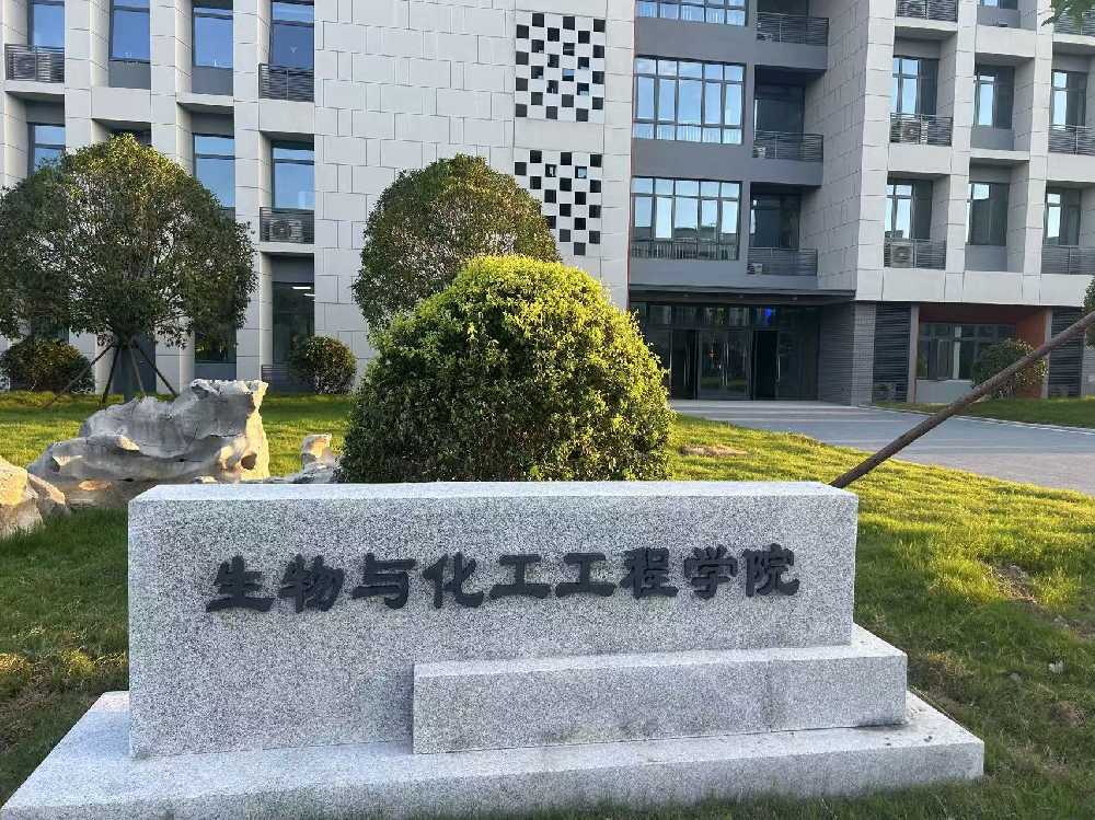德格县扬州职业大学体育场高杆灯项目